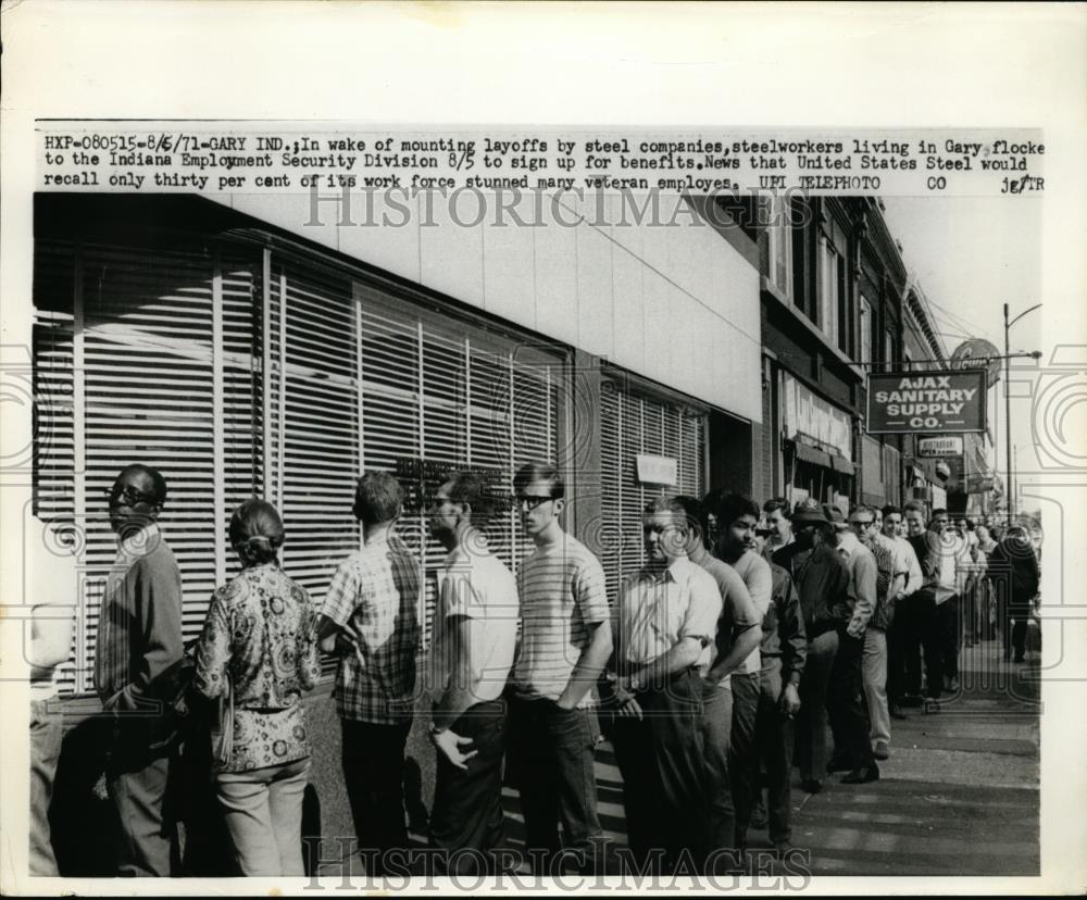 1971 Press Photo Steelworkers Lined Up To Sign Up For Unemployment Benefits - Historic Images