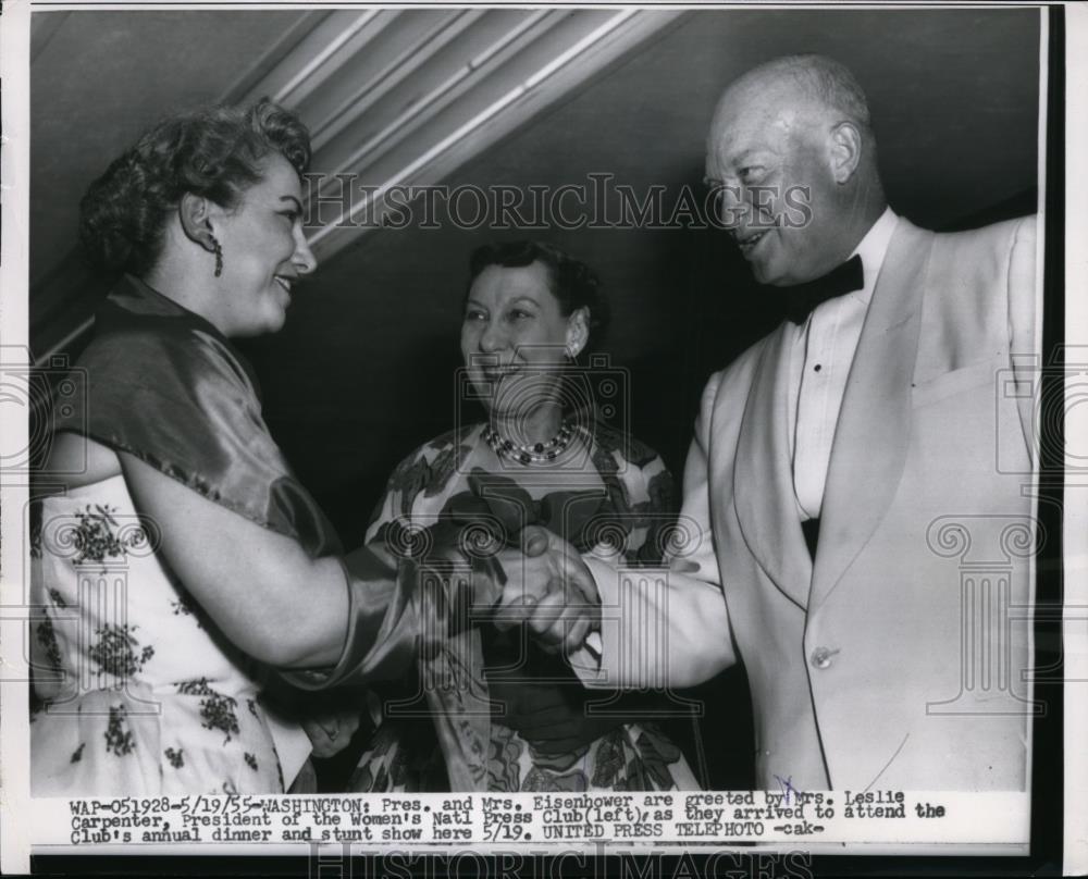 1955 Press Photo Pres and Mrs.Dwight Eisenhower greeted by Mrs.Leslie Carpenter - Historic Images