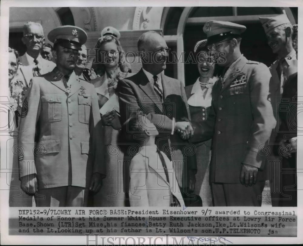 1954 Press Photo Pres.Eisenhower awarded Congressional Medal's of Honor - Historic Images