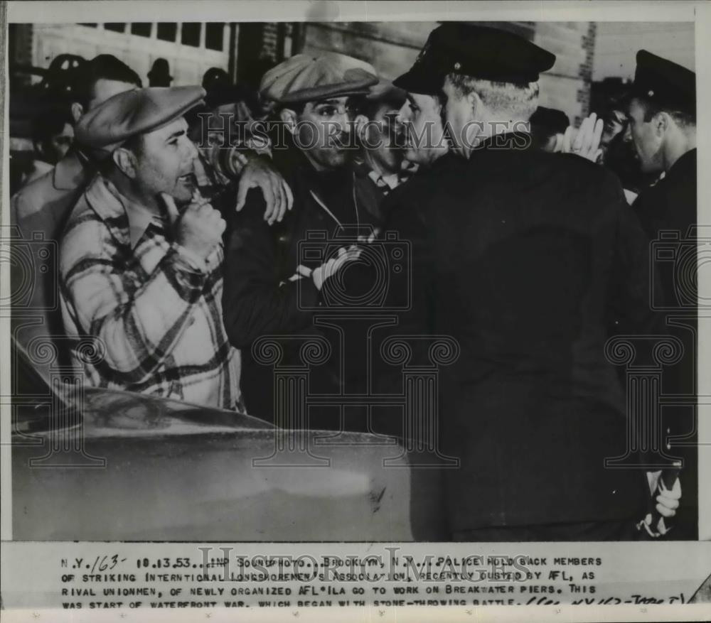 1953 Press Photo Police hold back striking International Longshoremen - Historic Images