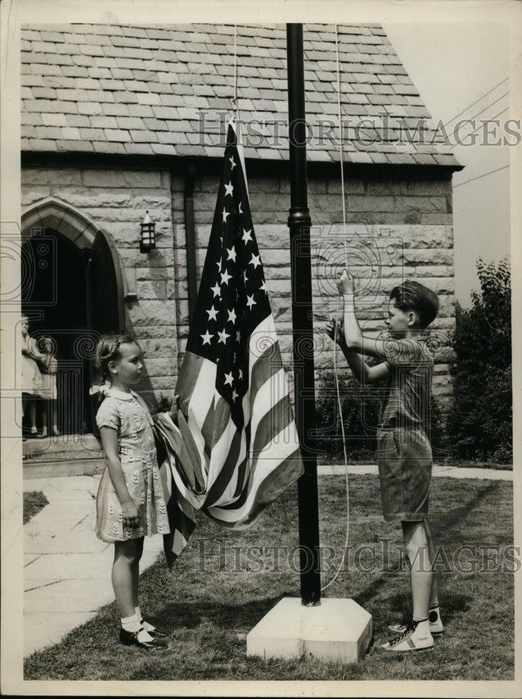 1940 Press Photo Donna Mae Swainey And Evan Roderick Raise American Flag - Historic Images