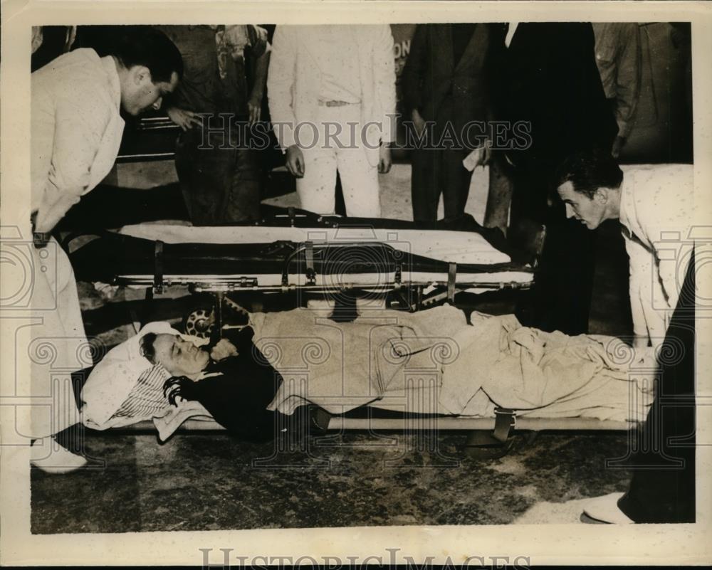 1937 Press Photo Harley W.Brown injured man move in Temple Univ. Hosp. Ambulance - Historic Images