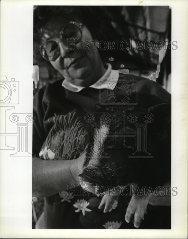 1990 Press Photo Pig Little Joe held by owner Irene Neely - spa25879 - Historic Images