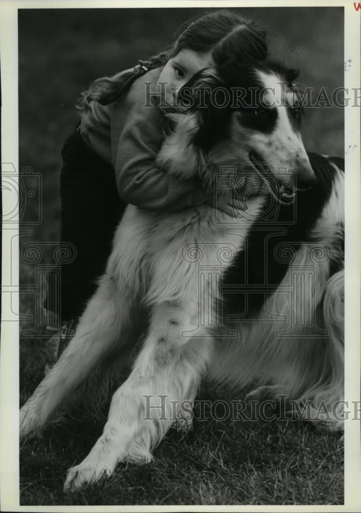 1990 Press Photo Talitha Cooper hugs Sade a Russian Wolfhound Dog - spa25495 - Historic Images