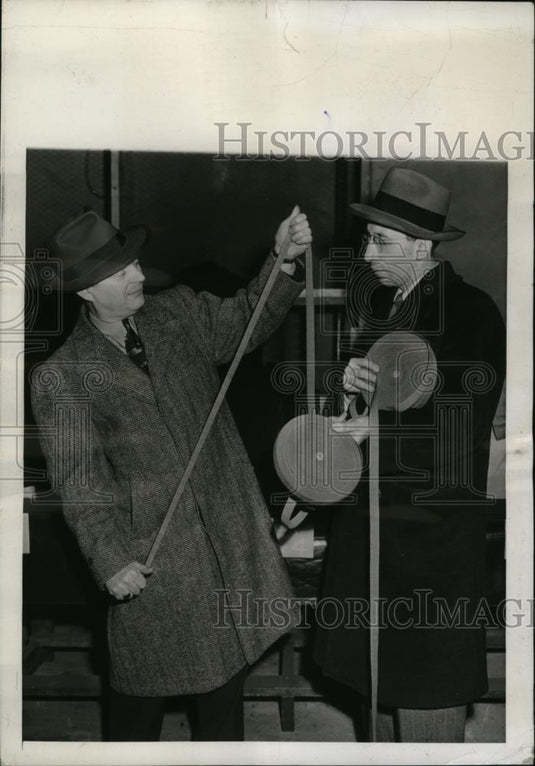 1945 Press Photo New York Ed Schweitzer tests elastic web with Max Diskend NYC - Historic Images