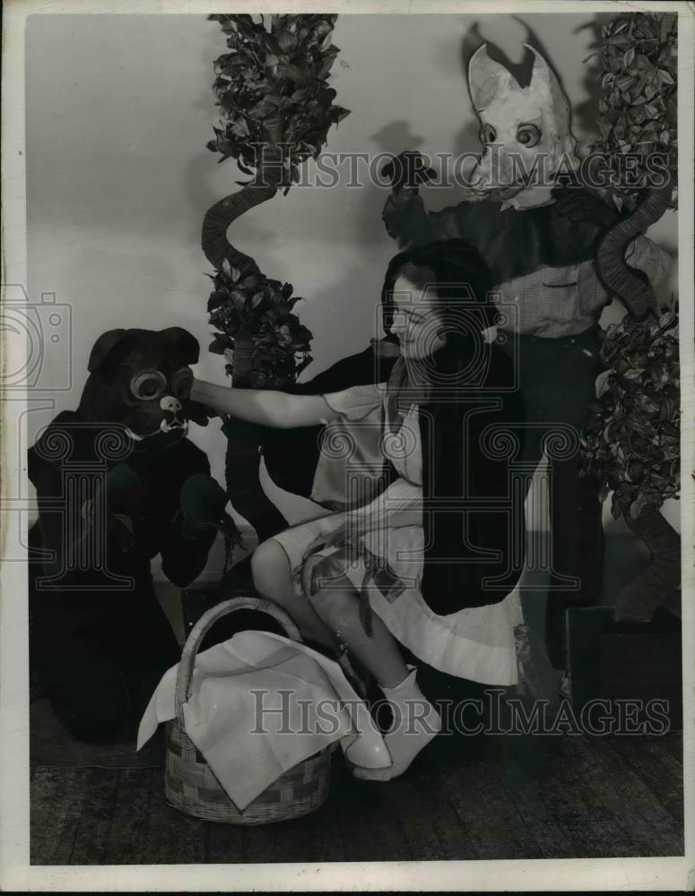 1940 Press Photo Ruth Putnam in &quot;Little Red Riding Hood&quot; Production - nee99128 - Historic Images