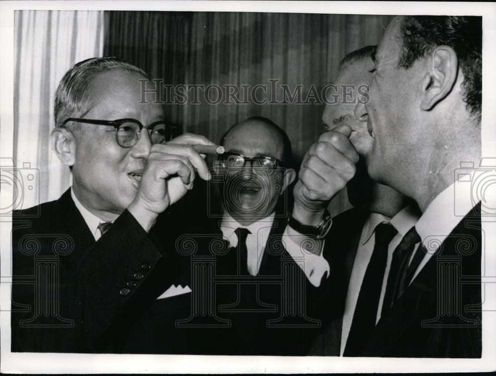 1968 Press Photo U.N Sec.Gen.U.Thant laughs with newsman in Paris - nee96687 - Historic Images