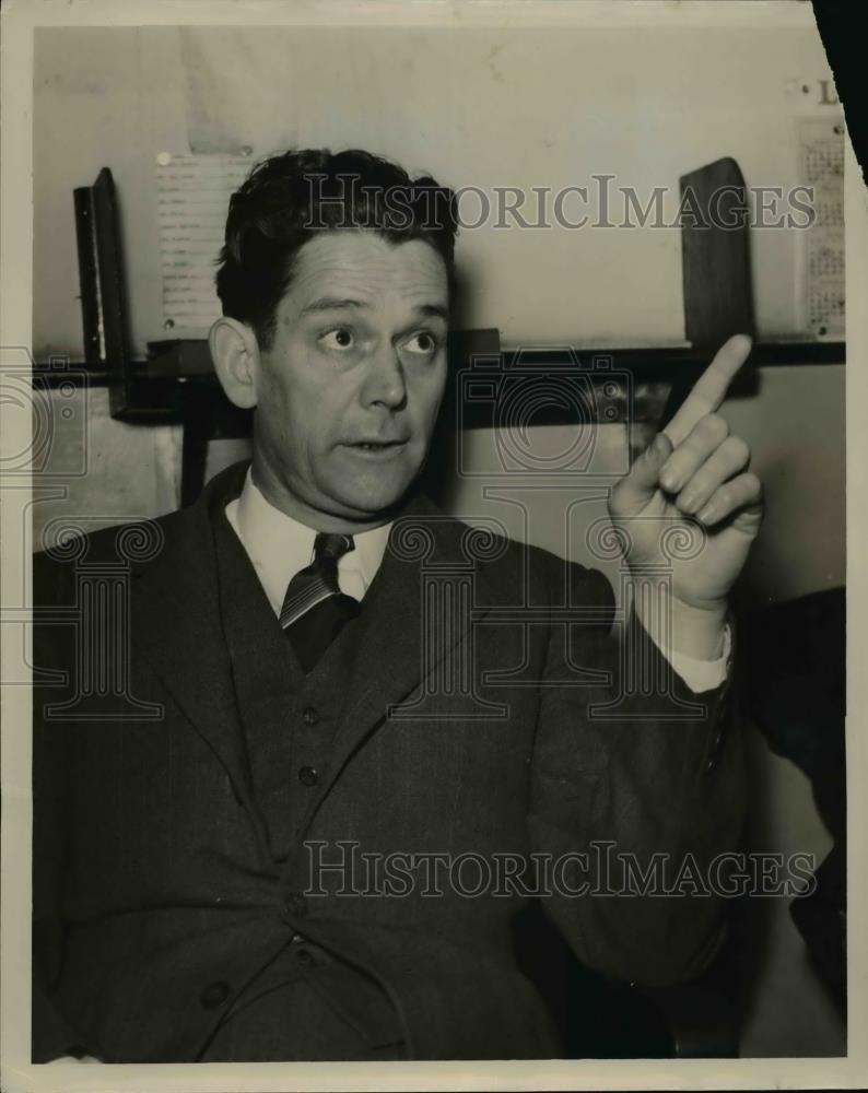 1939 Press Photo Rev Owen Knox hurt by anti-Communist demonstrators - nee95310 - Historic Images