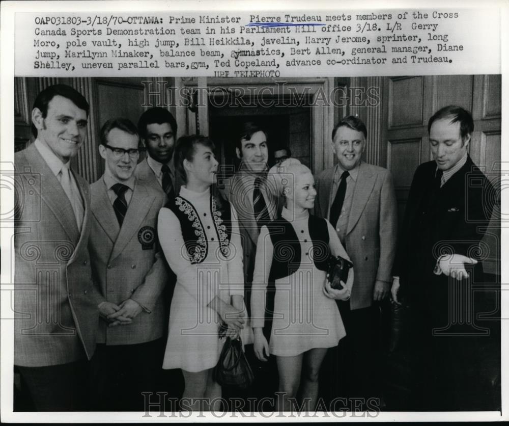 1970 Press Photo Pierre Trudeau meets members of the  Cross Canada Sports - Historic Images