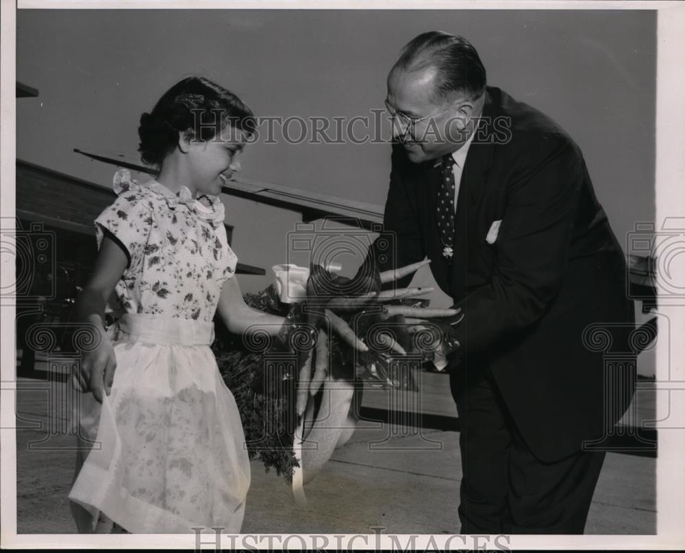 1954 Press Photo Karen Barnes Present A Bouquet Of Carrots To Ezra Taft Benson - Historic Images