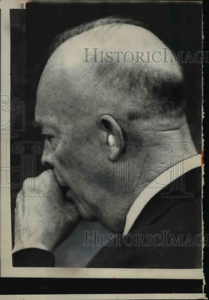 1957 Press Photo Pres,Dwight Eisenhower is coughing at his press conference - Historic Images