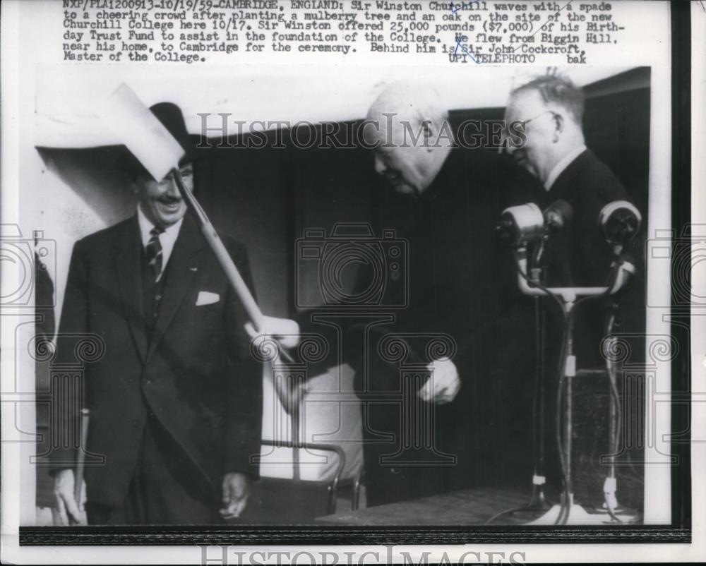 1959 Press Photo Sir Winston Churchill plant a Mulberry Tree and an oak Tree - Historic Images