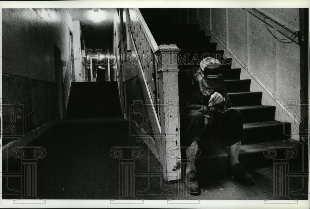 1990 Press Photo Residents Pass Time on Steps Merlin Apartments - spa25246 - Historic Images