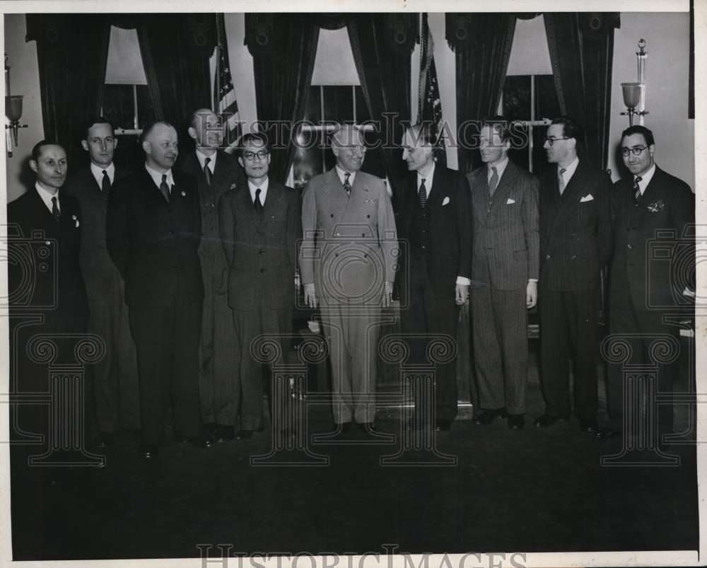 1946 Press Photo Pres.Harry S. Truman wit the UNO Inspection Group - nee97544 - Historic Images