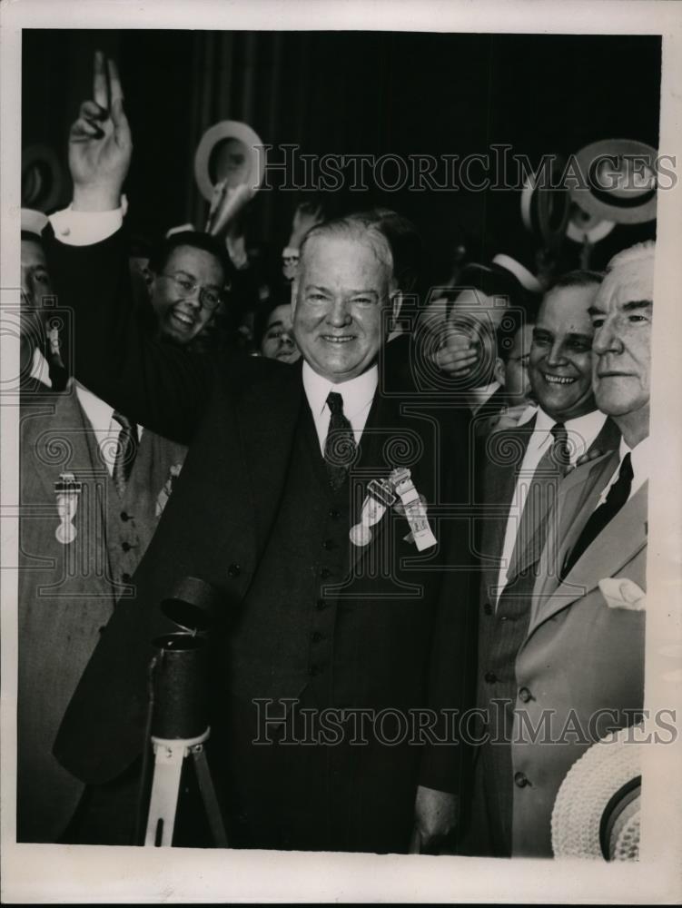 1936 Press Photo Pres.Herbert Hoover waved to friends at GOP Convention - Historic Images