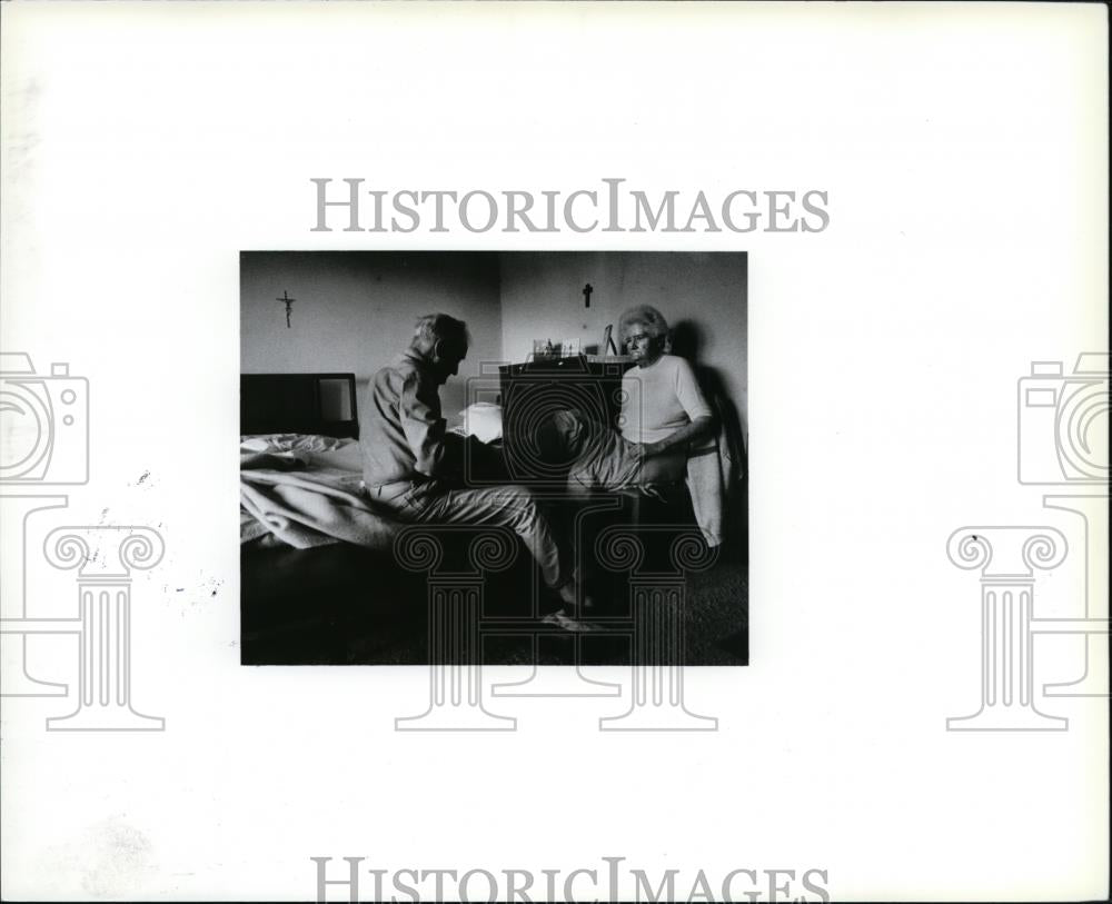 1991 Press Photo Don Lambert takes care of wife Kay with Alzheimer - spa23077 - Historic Images