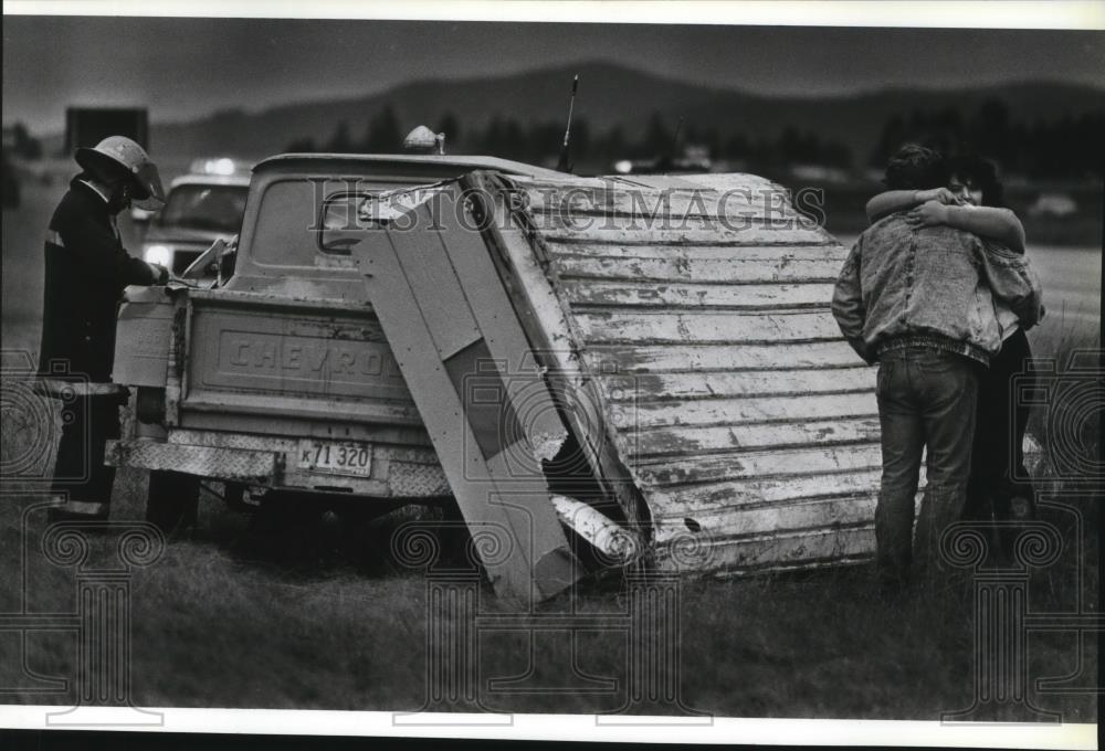 1991 Press Photo Dale Creed Truck Broke Torsion Bar on Interstate 90 Historic Images