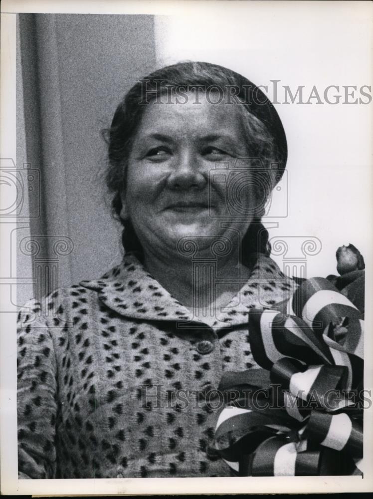 1959 Press Photo Nina Khrushchev poses at Blair House in Washington DC - Historic Images