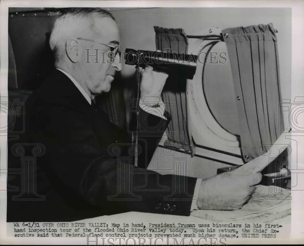 1952 Press Photo Pres,Truman inspection tour of Flooded Ohio River Valley - Historic Images