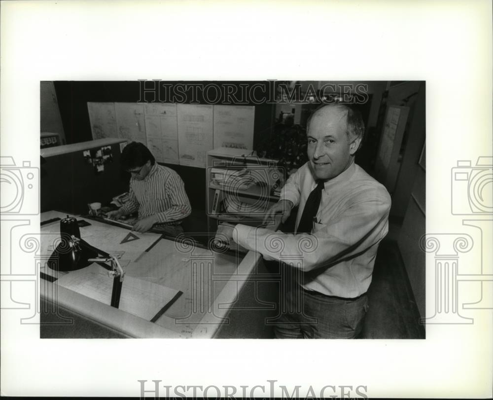 1990 Press Photo Spokane Architect Tom Shine Designing Davenport Hotel - Historic Images