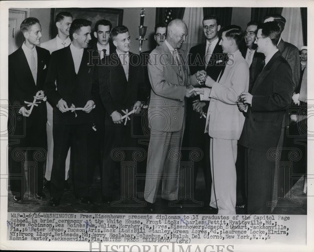 1953 Press Photo President Eisenhower presents diplomas to 11 graduates - Historic Images