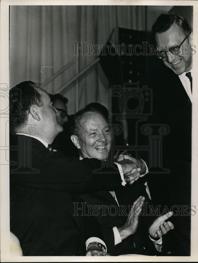 1964 Press Photo Hubert Humphrey shakes hands with Mayor Ralph Locke - nef00155 - Historic Images