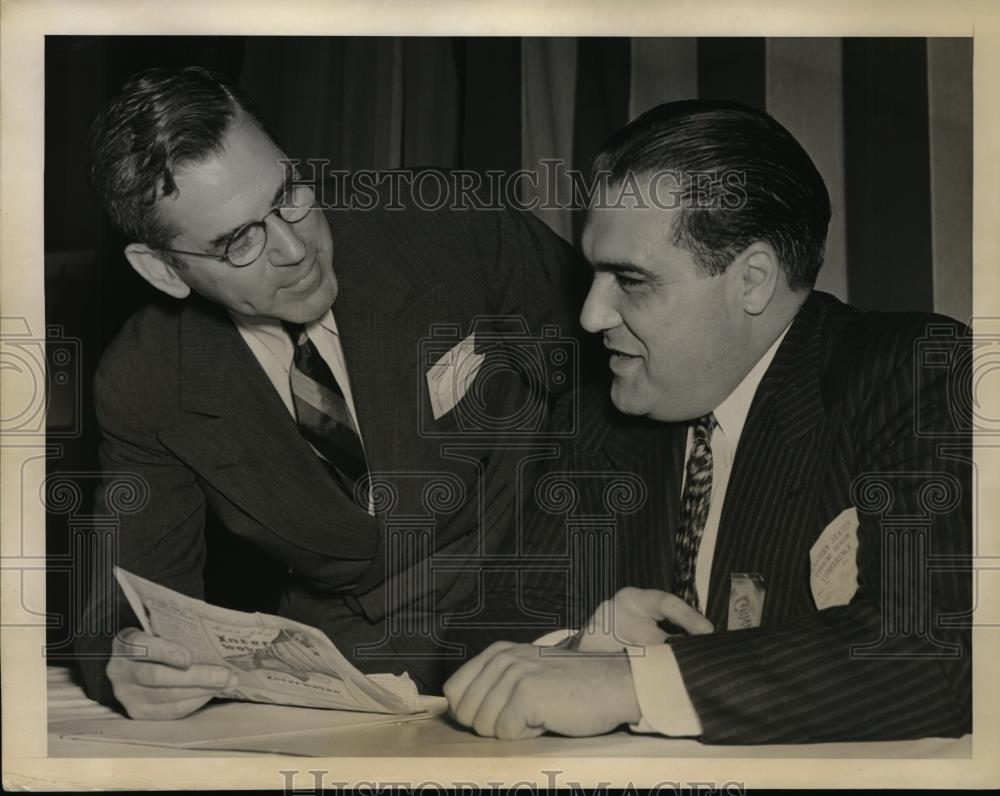 1941 Press Photo H.A.Inness Brown and George Marshausen at Eastern Gasoline - Historic Images