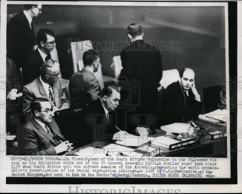 1955 Press Photo W.C Du Plessis of South African delegation to UN leave his seat - Historic Images