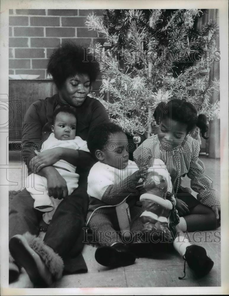 1971 Press Photo Family at H.O.P.E Townhouse at Christmas Tree - nef04697 - Historic Images