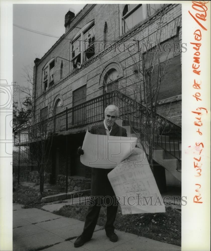 1990 Press Photo Ron Well and Apartment Building he's refurbishing - spa25751 - Historic Images