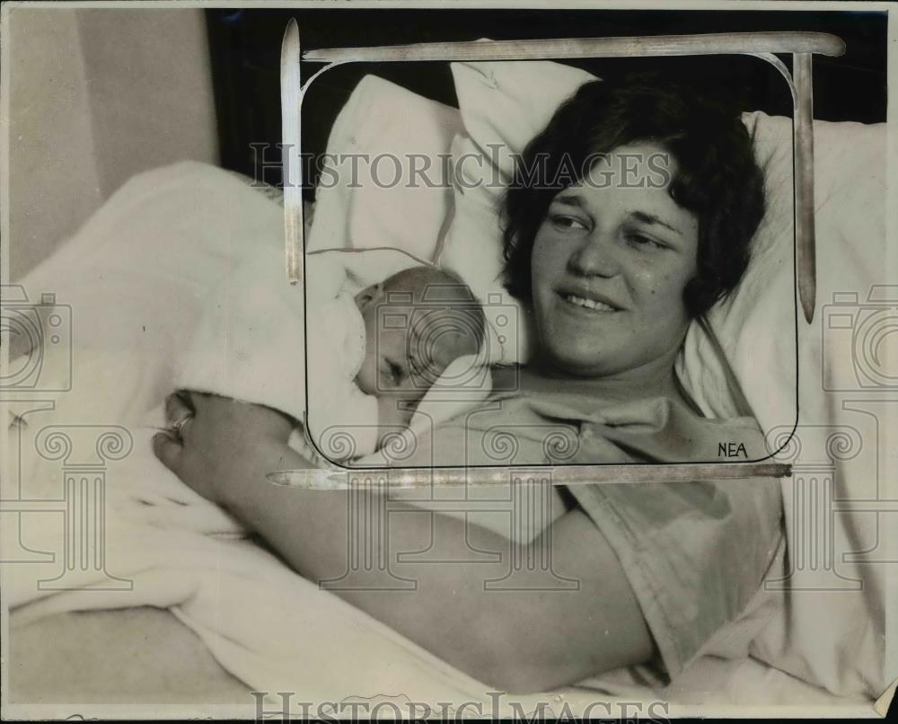 1928 Press Photo Mrs RW Hamilton holds newborn child - nef03996 - Historic Images