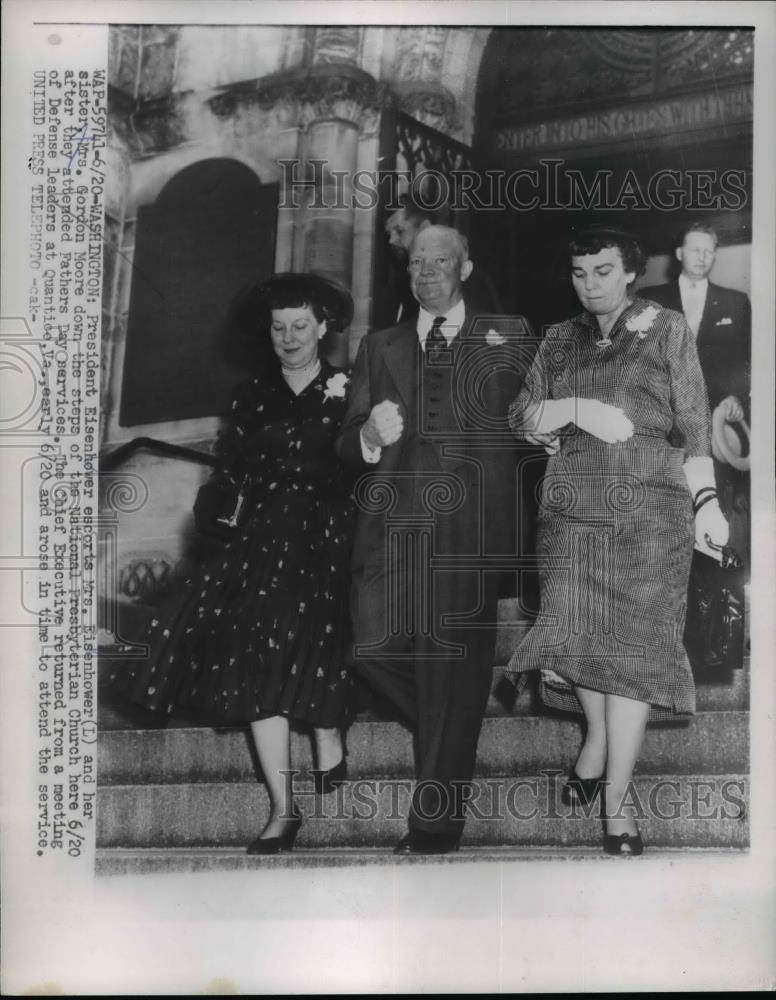 1954 Press Photo Pres.Dwight Eisenhower and sister Mrs Gordon Moore and Wife - Historic Images