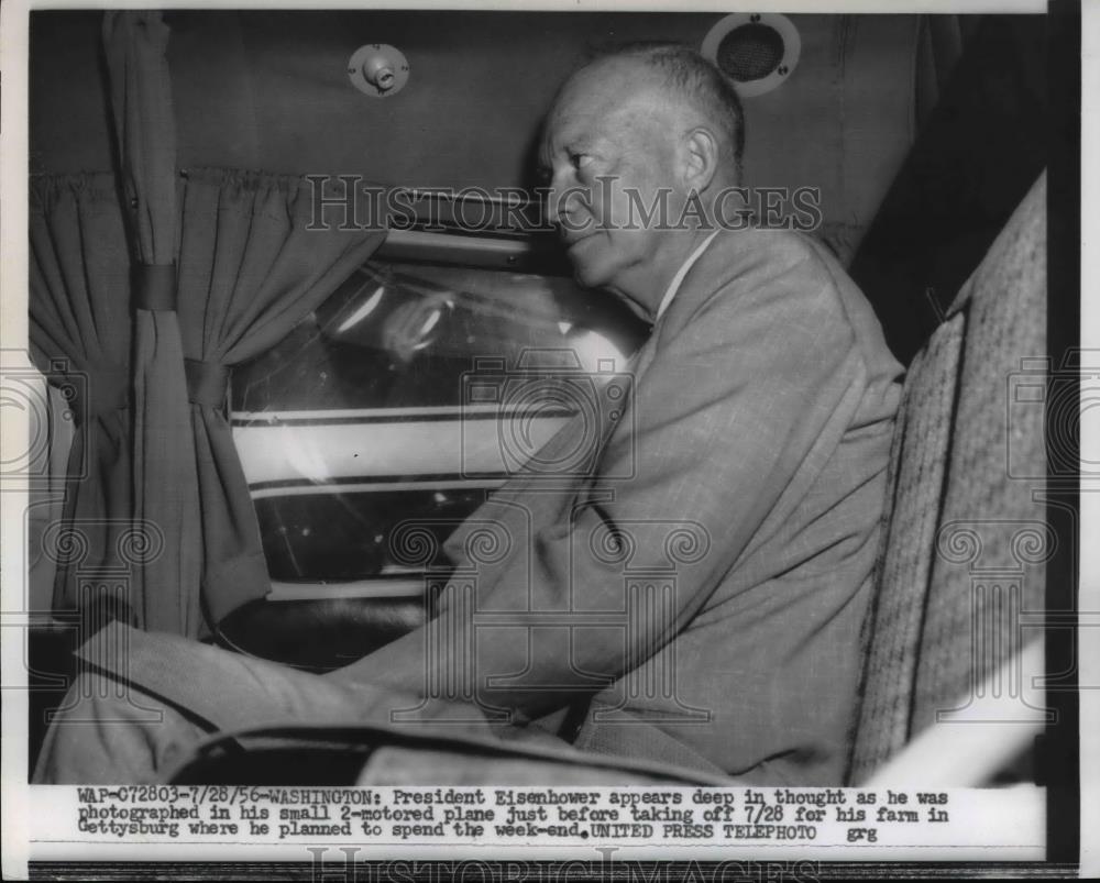 1956 Press Photo Pres.Eisenhower before taking off for his farm in Gettysburg - Historic Images