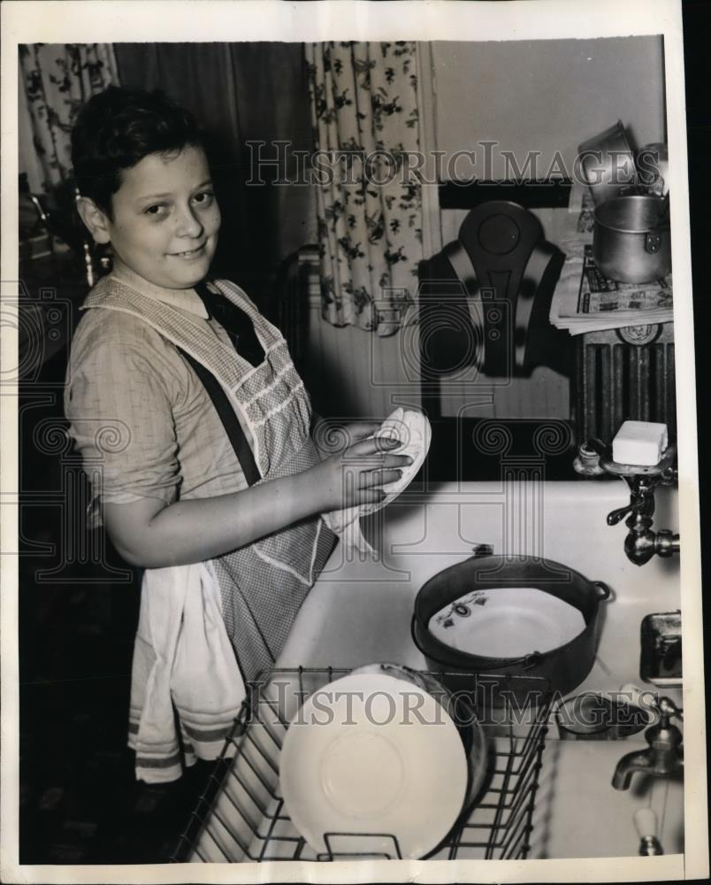 1941 Press Photo Arnold Porter wash dishes for joining the Army Recruiting - Historic Images