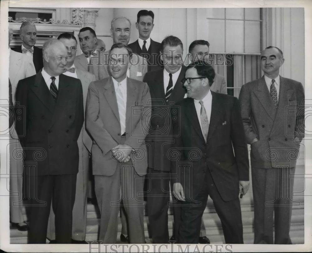 1953 Press Photo Pres.Eisenhower posed with a group of Senators and Congressmen - Historic Images