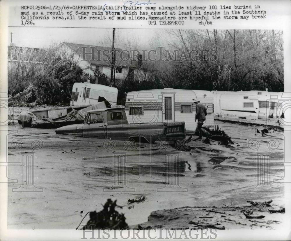 1969 Press Photo Trailer camp alongside highway 101 buried in mud in California - Historic Images