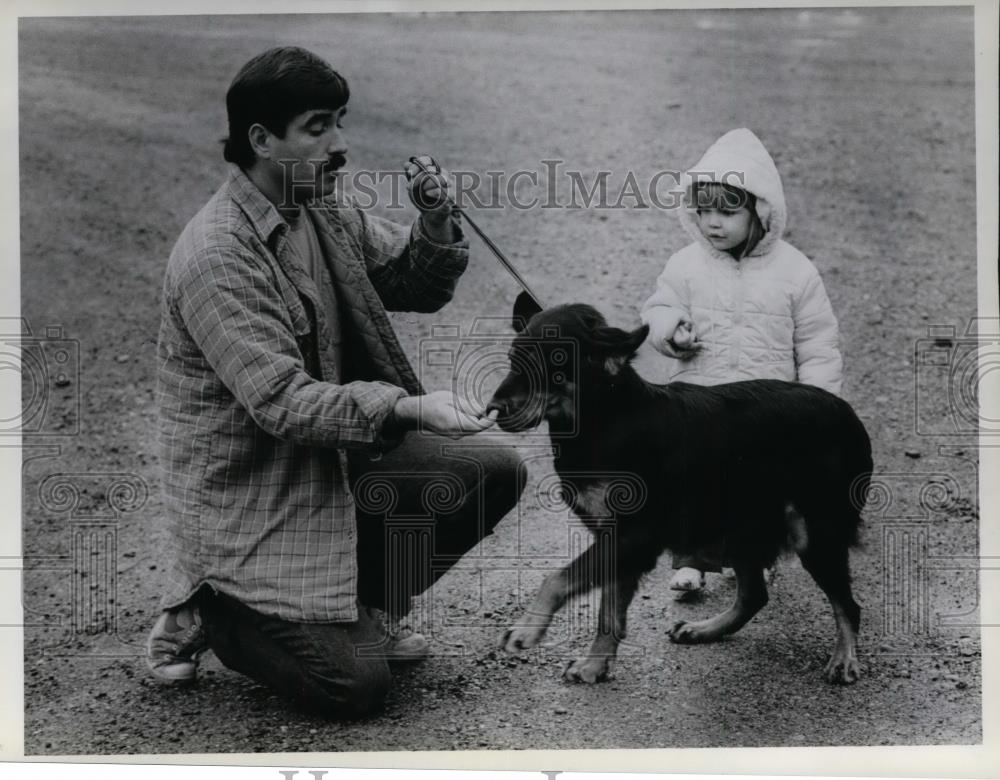 1990 Press Photo Mark Watson Works with his Dog Fred with daughter Alicia - Historic Images