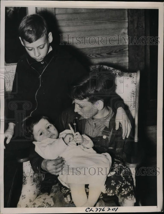 1937 Press Photo Orin Warren (center) held in death of his father Warren - Historic Images