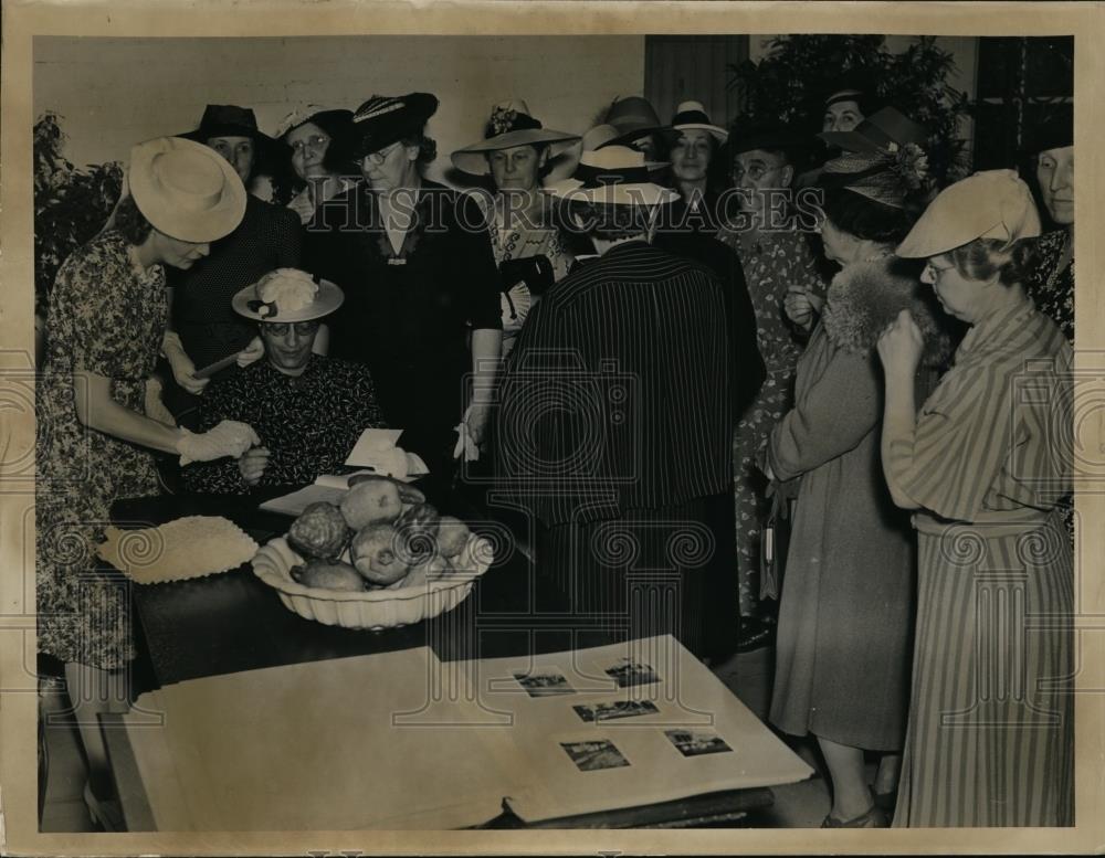 1939 Press Photo Registering at Garden Center  - nee99718 - Historic Images