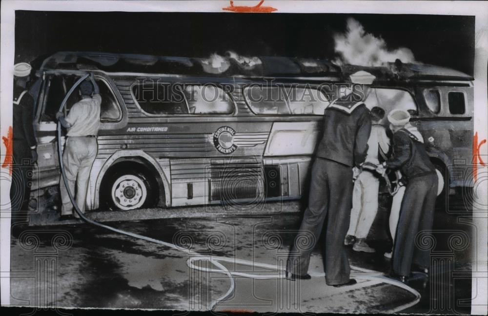 1955 Press Photo Navy Passengers of a Continental Bus join firemen on fire - Historic Images