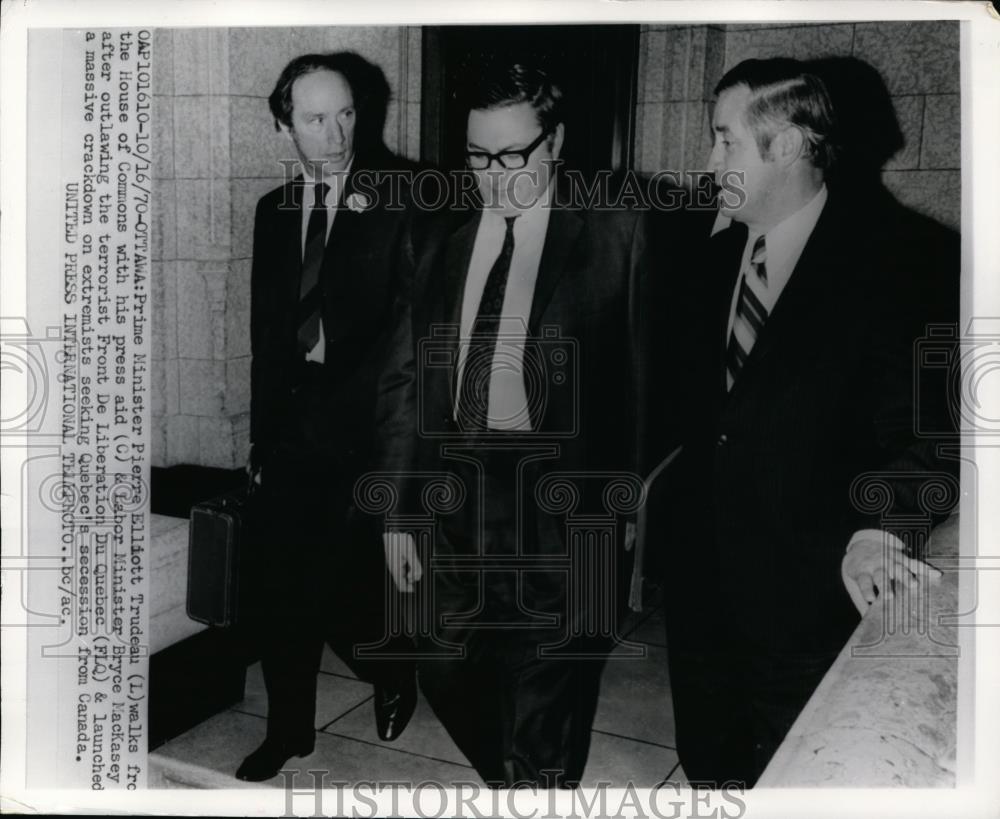 1970 Press Photo Prime Minister Pierre Trudeau with Press Aid and Labor Minister - Historic Images