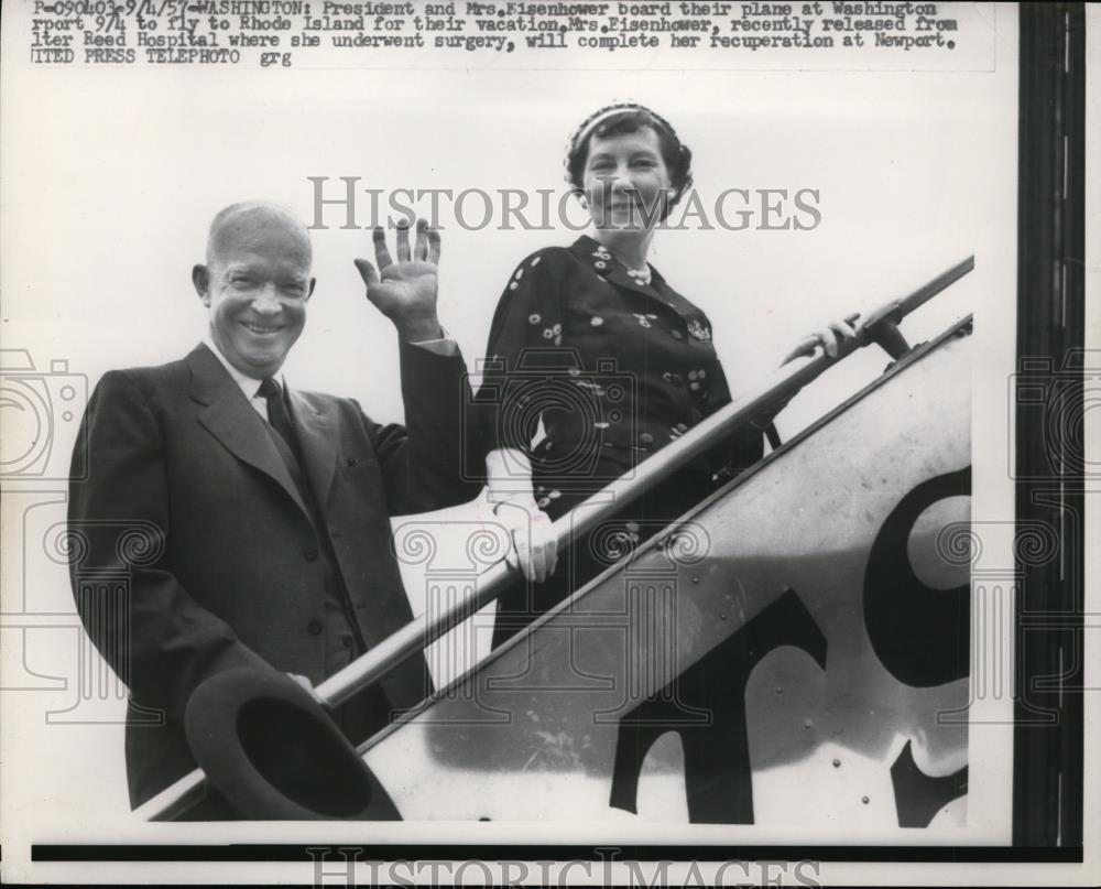 1957 Press Photo President Dwight D. Eisenhower & First Lady Boarding Plane - Historic Images