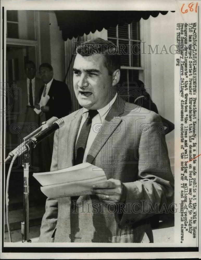 1961 Press Photo Pierre Salinger Discusses Content Of President Kennedy&#39;s Note - Historic Images