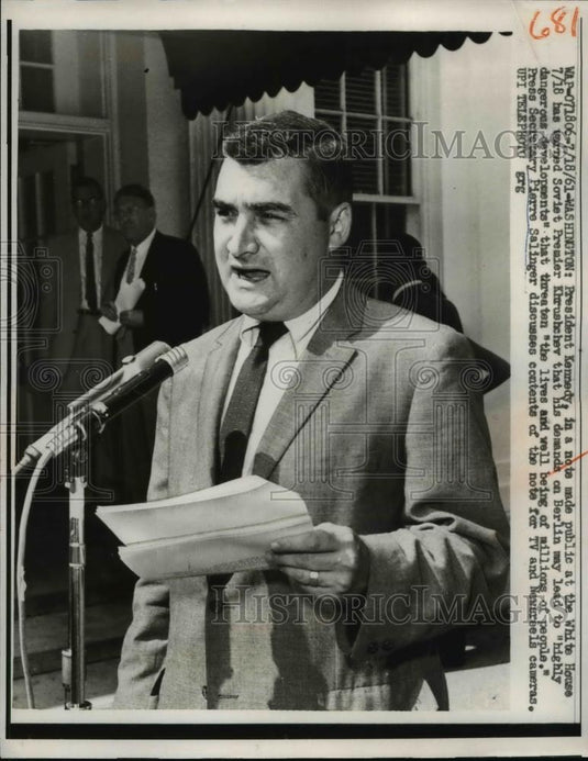 1961 Press Photo Pierre Salinger Discusses Content Of President Kennedy's Note - Historic Images