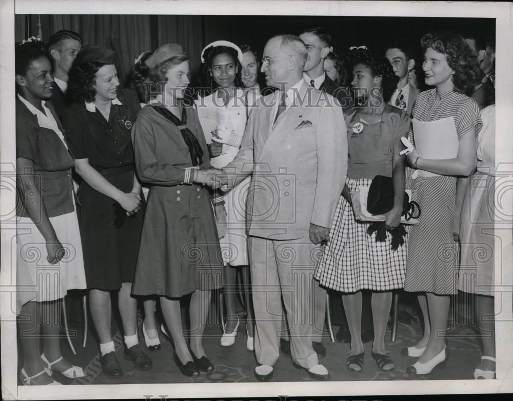 1946 Press Photo Pres.Harry S.Truman greets Teenage Food Delegates - nee97543 - Historic Images