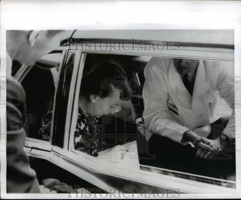 1969 Press Photo Mamie Eisenhower Signs Autographs in Frankfurt, Germany - Historic Images