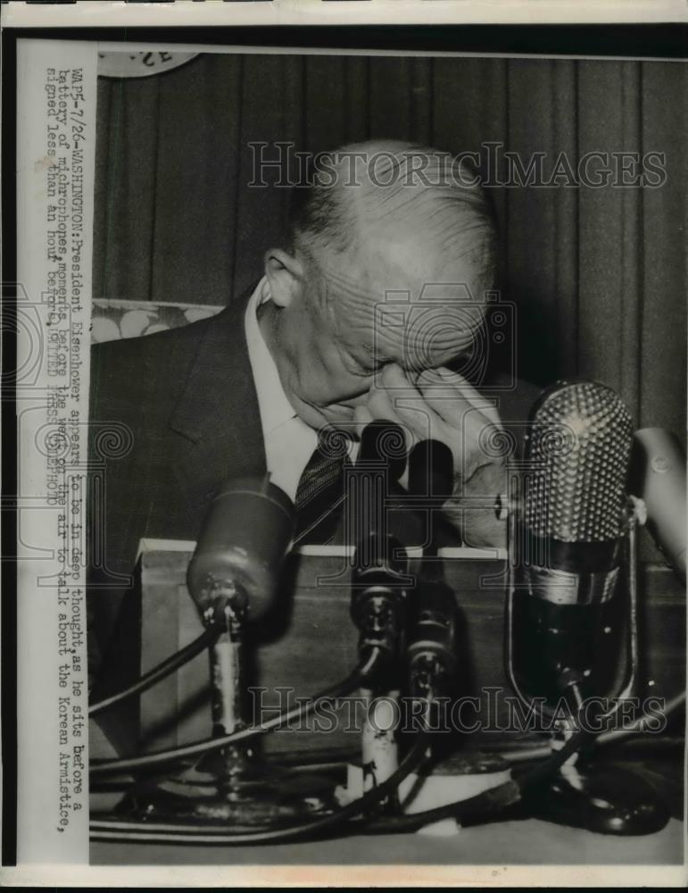 1953 Press Photo Pres. Dwight Eisenhower in deep thought before press conference - Historic Images