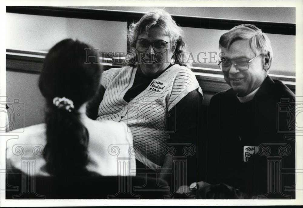 1991 Press Photo Linda Poulsen and Tom Fowler listen to an HIV-positive person - Historic Images
