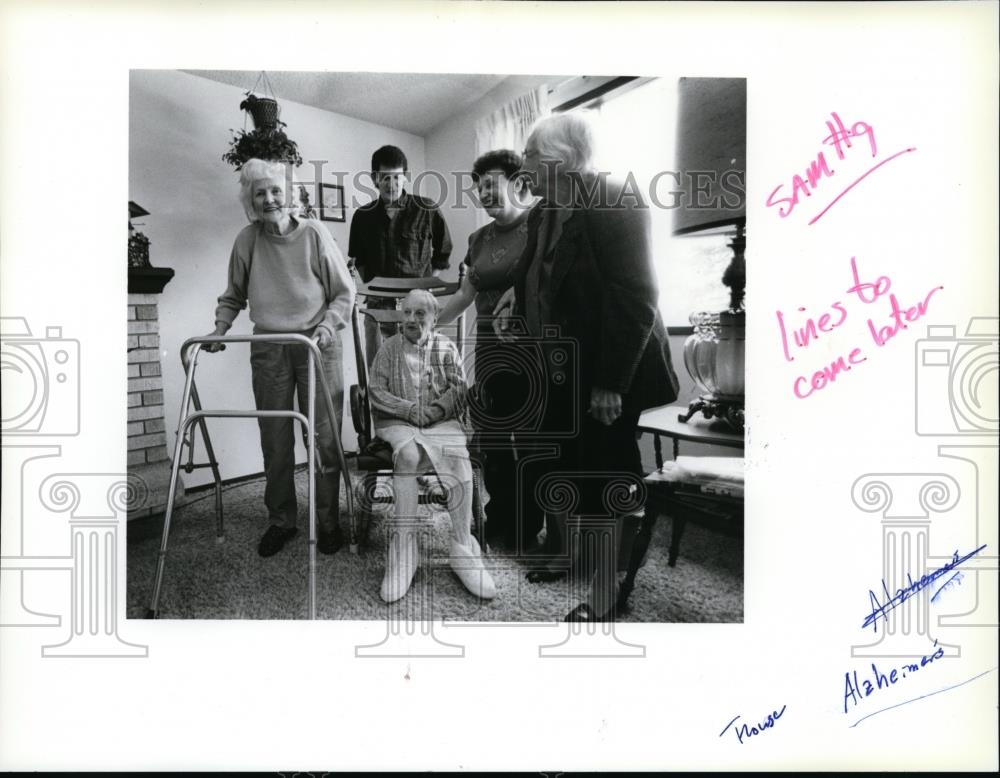 1990 Press Photo Geri Sarff and her son Larry with residents of boarding home - Historic Images