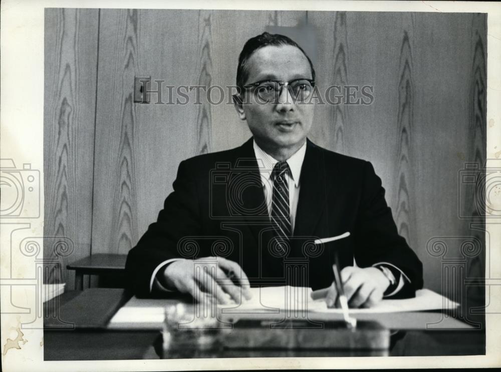 1964 Press Photo U.Thant, United Nation Sec.General behind his desk at the U.N - Historic Images